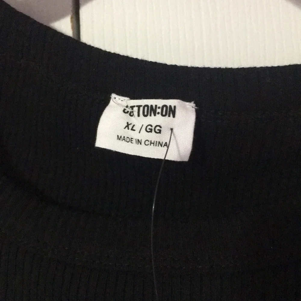 Basic black tank top - Picture 2 of 4